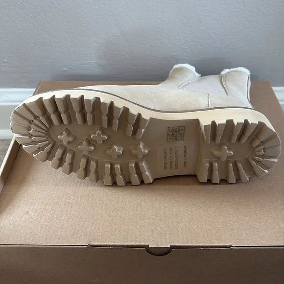 NWT J Crew Sherpa-Lined Chelsea boots, size 8.5 - Picture 3 of 6